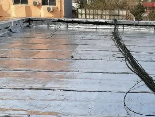 梅州市卫生间漏水维修公司分享下梅州市屋面楼顶防水刚性防水层施工要点。